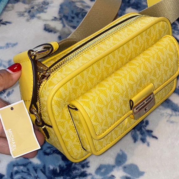 Michael Kors Bradshaw Daisy Yellow Camera Crossbody Bag NWT - Picture 1 of 7